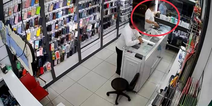Girdiği telefoncudan kaşla göz arasında telefonu çalıp cebine koydu!