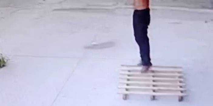 İstanbul’da akıl almaz olay: Gömleğini çıkartıp iş yerinin tabelasını yaktı