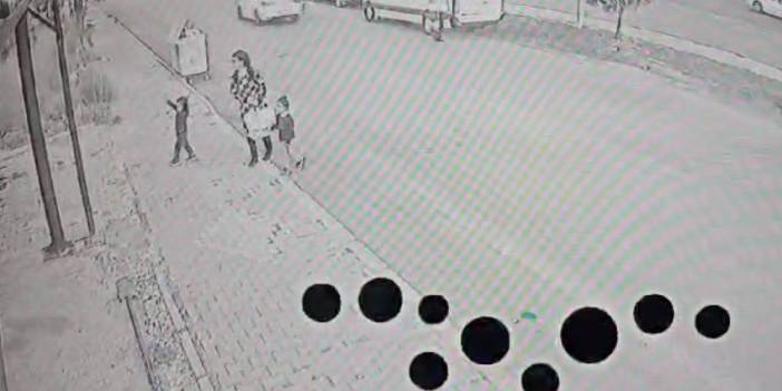 Annesinden kurtulan çocuk yola fırladı, faciadan kıl payı kurtuldu!