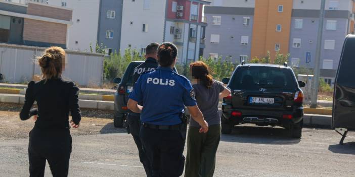 Anne ve kızı tahliye memurlarına satırla, bıçakla karşı durdular!