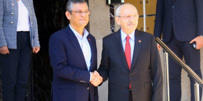 Kemal Kılıçdaroğlu ziyaretine gelen Özgür Özel ve eşini kapıda karşıladı