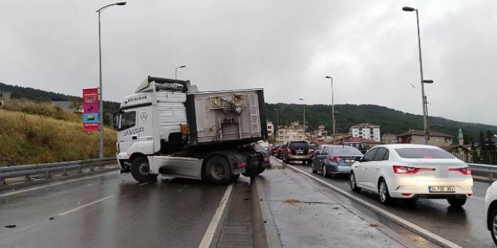 Sabah yağan yağmur faciayı da beraberinde getirdi! Maltepe'de ıslanan yolda kayan tır bariyerlere çarpıp refüşe çıktı!