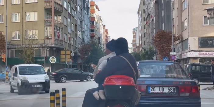Eskişehir’de elektrikli bisiklet sürücüsü ne kural tanıdı ne küçük çocuğuna acıdı!