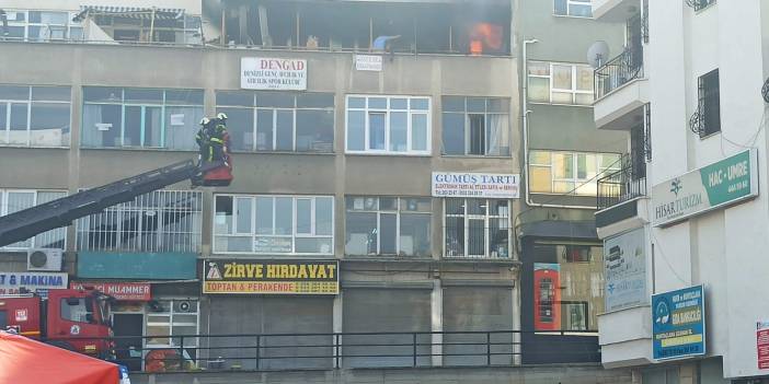 Denizli’de bir iş hanında çıkan yangın çalışanları sokağa döktü!