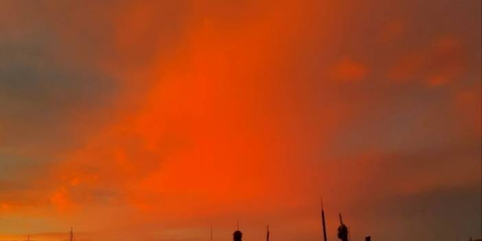 Van'da yaşanan hava olayı cehennemi andırdı! Kızıl sema görenleri ürküttü!