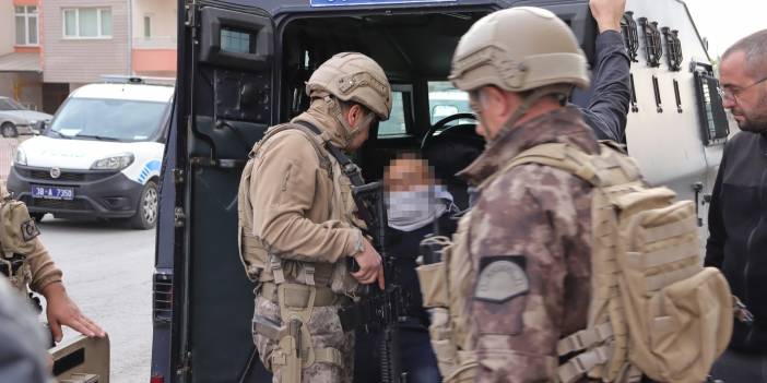 Kendini ve evini yakmaya çalışan adama Özel harekat polisi müdahale etti!