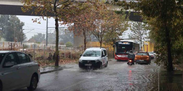İzmir’de şiddetli yağış! Cadde ve sokaklar göle döndü, araçlar yollarda kaldı!