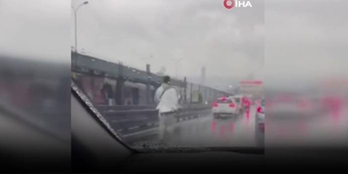 E-5’te sıkışan trafikte araçların arasında koştu! Kimse ne olduğuna anlam veremedi!