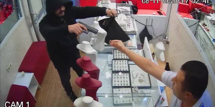 Soyduğu kuyumcuyu öldürmekle tehdit etti, kaçarken kendini vurdu!