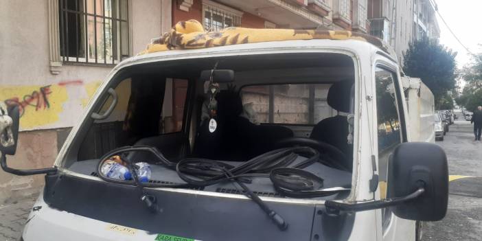 Sultangazi'de 'pes' dedirten hırsızlık! Yol kenarında duran kamyonetin camını çaldılar!