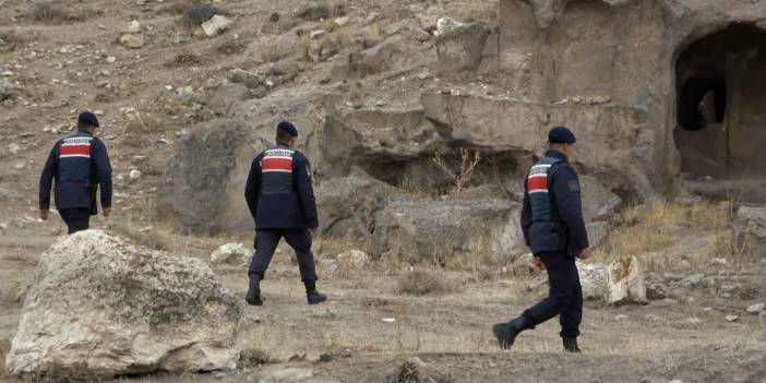 Defineciler kazdıkları tünelde suçüstü yakalandılar!