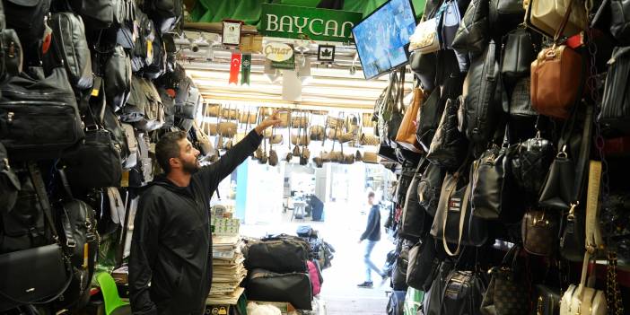 Yaşından da utanmadı! Hırsızlık yapan yaşlı kadın rahat tavırlarıyla dikkat çekti!