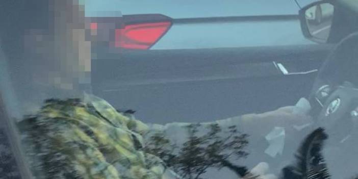 Otomobildeki sürücü bisikletli genç kızı böyle taciz etti!