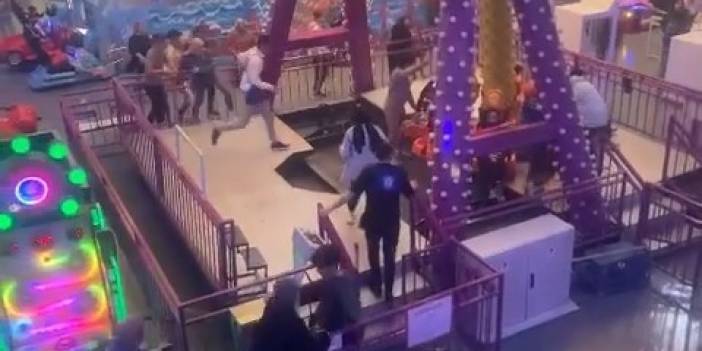 Çocukların bindiği oyuncak devrildi! AVM'deki hareketli dakikalar güvenlik kameralarına böyle yansıdı!