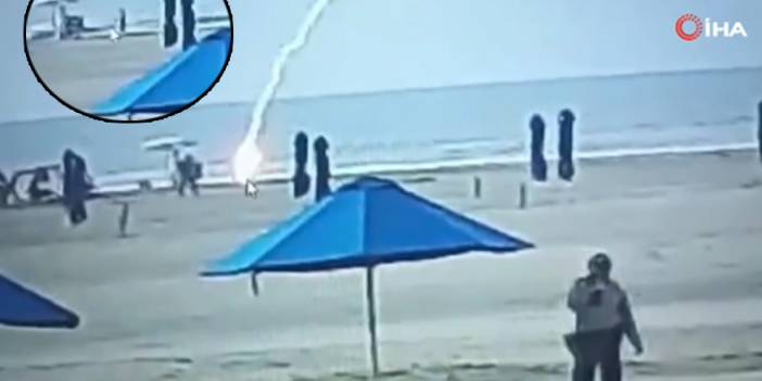 Korkunç anlar kamerada! Plajdaki kadına yıldırım isabet etti, kadın küle döndü!
