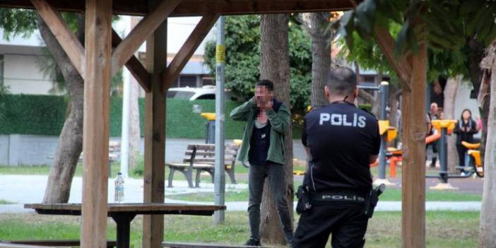 Antalya'da korkulu dakikalar! Bıçağı boğazına dayayarak kız arkadaşının gelmesini istedi!