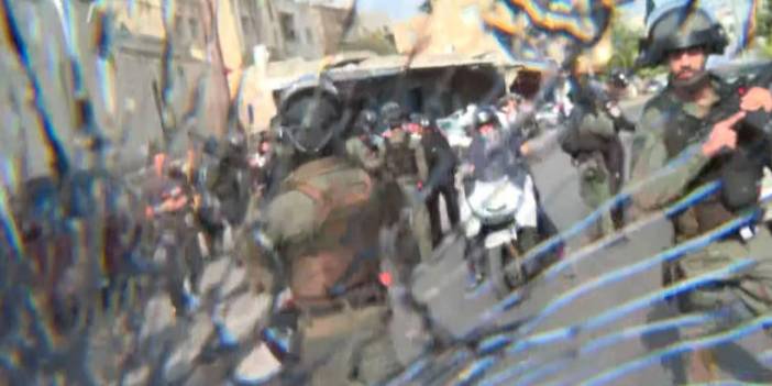 İsrail polisinden TRT'ye saldırı! Silahın namlusuyla muhabirin kamerasını kırdı!
