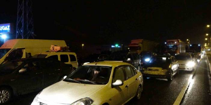 Çankırı, Çerkeş D100 karayolunda kar çilesi! Sürücüler isyan etti: "Açlıktan öleceğiz, üşüyoruz"