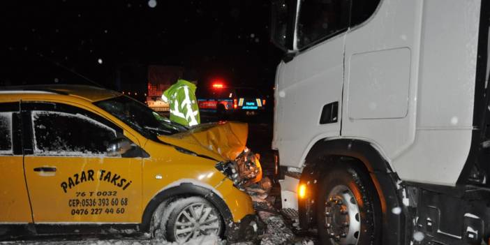 Feci kaza ölüm getirdi! Taksi sürücüsü kar yağan yolda tırın altına girdi!