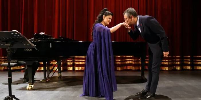 CHP'de isimler değişti ancak zihniyet değişmedi! Özgür Özel Türkiye düşmanı sözde sanatçının önünde eğildi, elini öptü