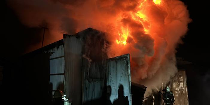 Düzce’de bir kereste fabrikası cayır cayır yandı!