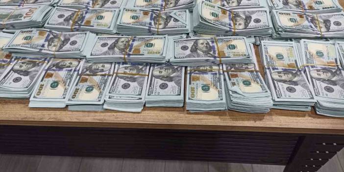 Türkiye tarihinin en büyük miktarı olarak açıklandı! Balya balya dolarlarla havalimanında yakalandılar!