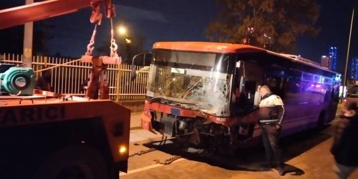 İzmir'de feci kaza! Belediye otobüsüyle bir otomobil kafa kafaya çarpıştı!
