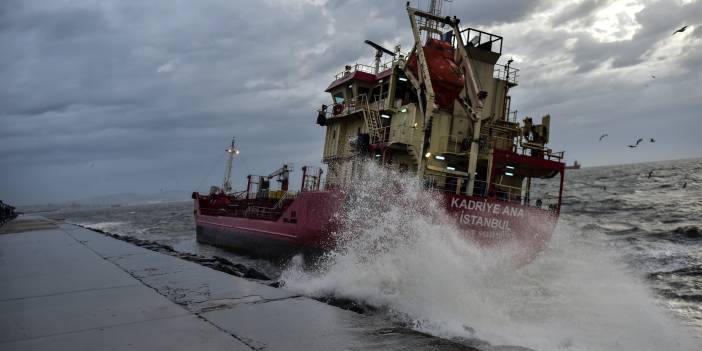 Zeytinburnu'nda hırçın dalgaların karaya oturttuğu gemi böyle görüntülendi!