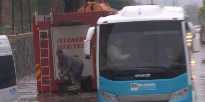 İstanbul'da yollar göle döndü, araçlar yolda kaldı! İtfaiye erinin yaptığını gören herkes "helal olsun" dedi