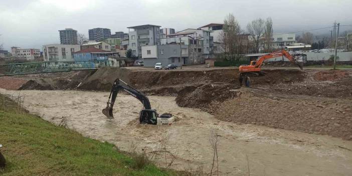 Korku dolu anlar! Kepçe operatörü o durumu hesaba katamadı, biranda kendini derenin ortasında buldu!