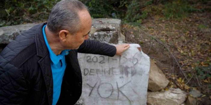Adı da, konumu da sır gibi saklanıyor! Definecilerden bezen köylüler, çareyi bu yazı yazmakta buldu!