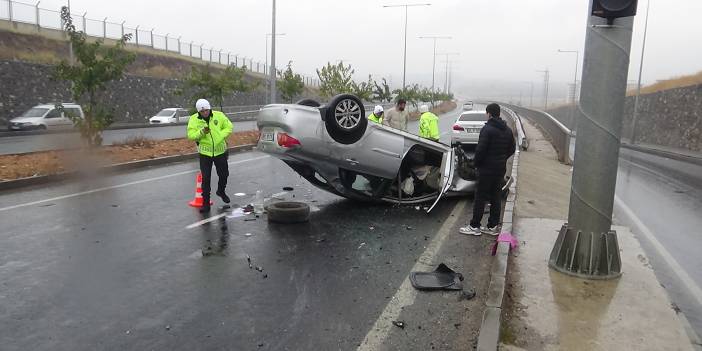 Kaygan yolda otomobil trafik işaret levhasına çarparak takla attı!
