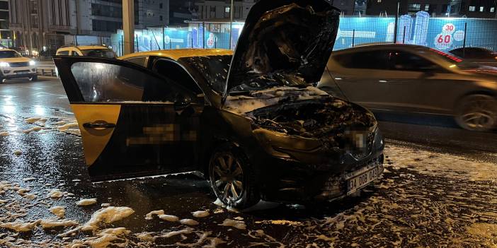 İstanbul E-5'de seyir halindeki araç bir anda alev aldı!