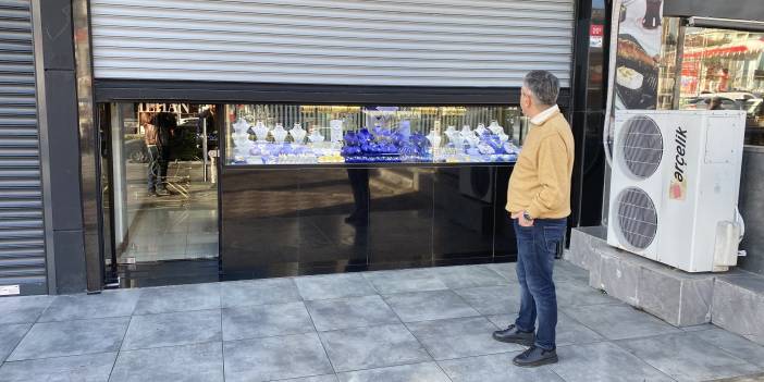 Büyükçekmece’de hareketli gece! Girdikleri kuyumcuyu soymaları sadece 2 dakika sürdü!