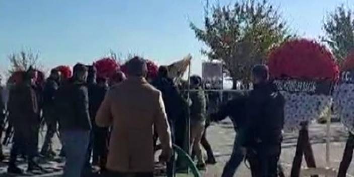 Malatyalı şehidin cenazesinde olay! Cenaze namazında CHP çelenkleri parçalandı!