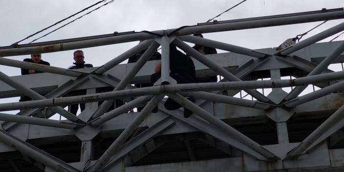 Sevgi köprüsünde intihar girişimi! Çocuklarını göremediğini iddia eden baba intihar için köprüye çıktı!