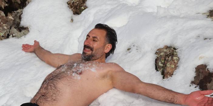 İzleyenlerin beyni dondu! 2 bin 550 rakımlık yüksekte kar banyosu!