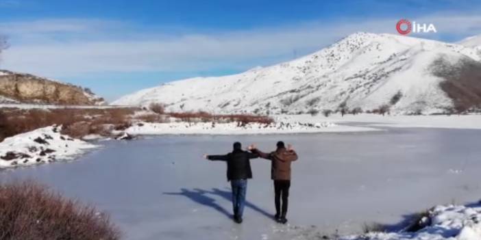 Bitlis’te hayat dondu, onlar buzun üstünde halay çekti!