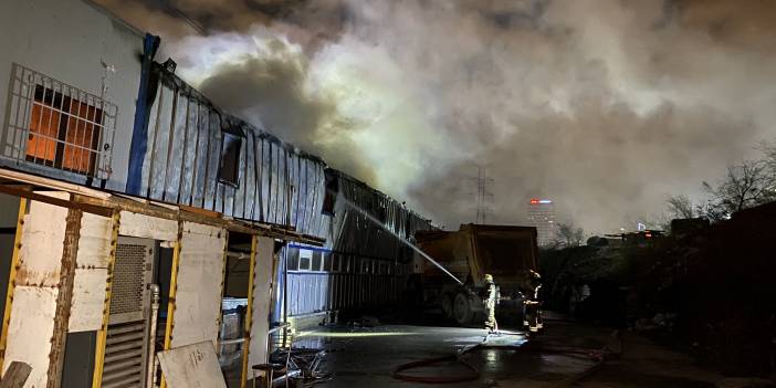 Beylikdüzü'nde hareketli gece! Çıkan yangın üretim tesisini böyle sardı!