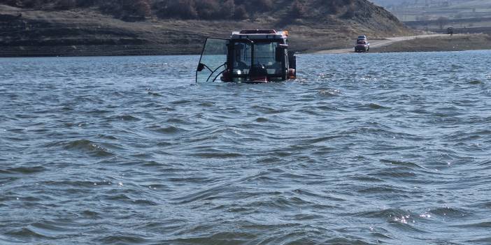 Çorum’da ilginç görüntüler! Traktörünü yıkamak için girdiği barajdan, bir daha çıkamadı!