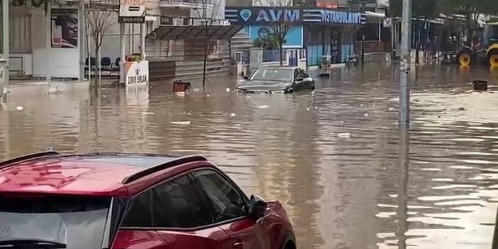 Selin vurduğu İzmir Dikili'de arabalar suya gömüldü! Okullar yarım gün tatil edildi!