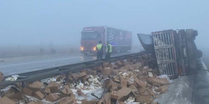 Afyonkarahisar’da toz şeker yüklü tır kaza yapıp, yan yatınca yol savaş alanına döndü!