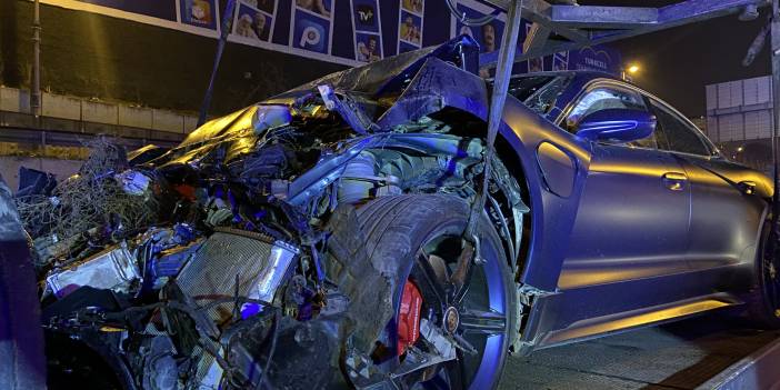 Zeytinburnu E-5 Karayolu’nda feci kaza! Lüks otomobil, yol bakım aracına çarptı!