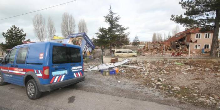 Kafası kızan alkollü müşteri iş makinesi ile bir büfeyi ve restoranı yıktı geçti!