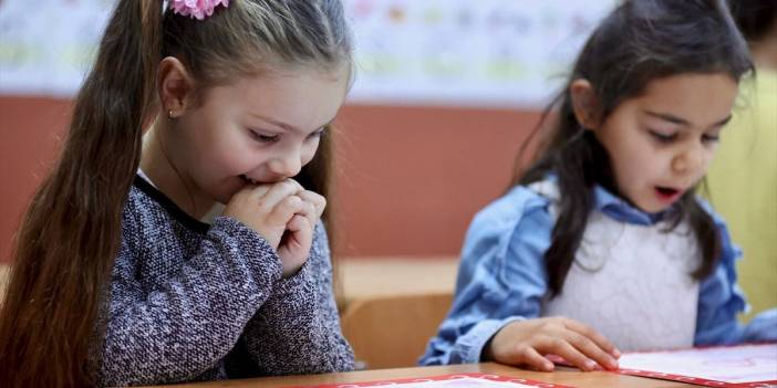 Öğrencilerin karne heyecanı: Okullar yarıyıl tatiline girdi