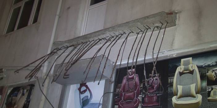 Ataşehir'de iki katlı bir binanın balkonu çöktü!