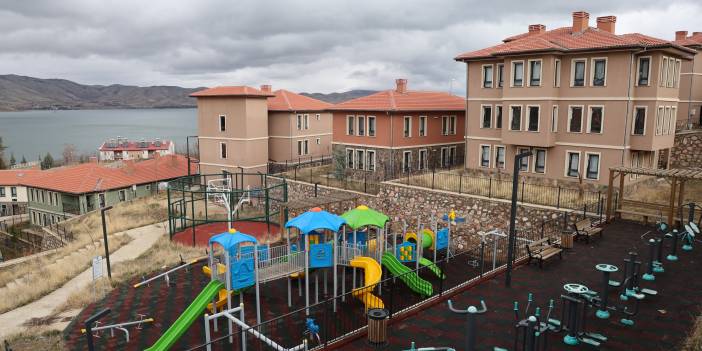 Göl manzaralı TOKİ konutlarına kavuşan depremzedeler devlete övgü yağdırdı!