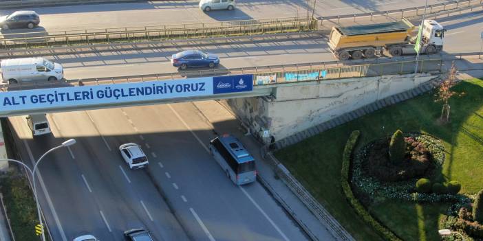 1 yıldır çivi çakılmadı! İBB’ye ait tabelada “Köprü, viyadük ve alt geçitleri güçlendiriyoruz” yazısı dikkat çekti!