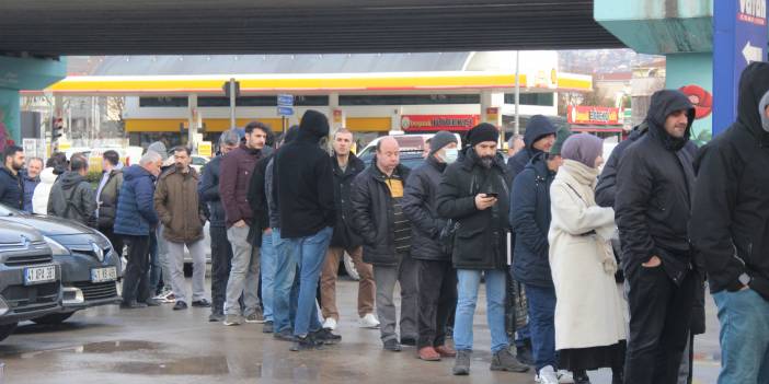 19 TL'ye satılan ütüler izdiham yarattı! Kocaeli'de alışveriş kuyruğu aldı başını gitti!