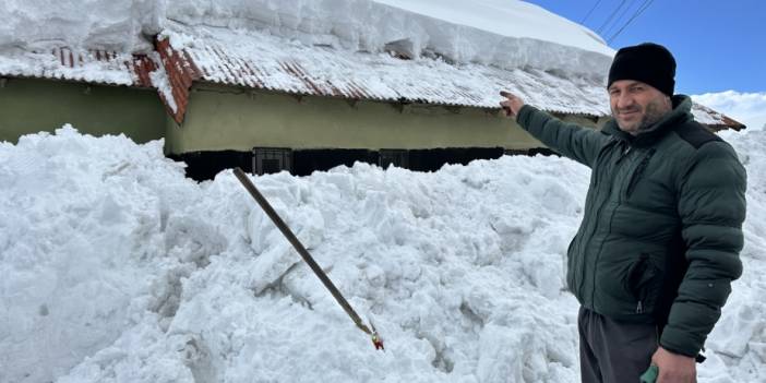 Yüksekova kar kalınlığı 2 metreyi geçti evler kara gömüldü | Vatandaşlar evlerine tünellerden gidiyor